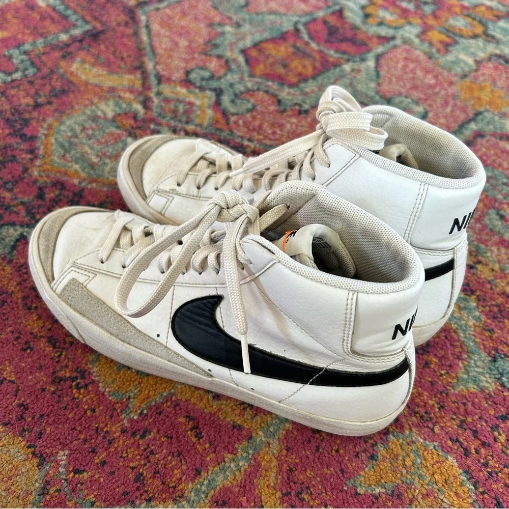 Nike | Kids White/Black Blazer ‘77 Mid High-Tops Lace Up‎ Sneakers Youth Size 7